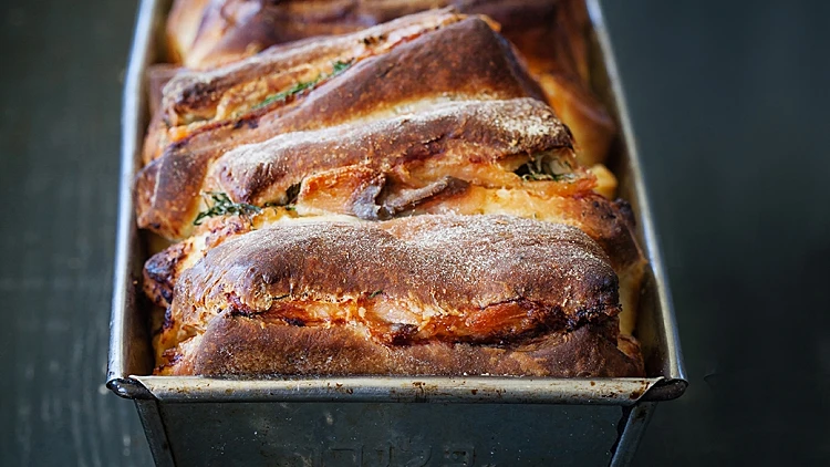 בריוש עם קרם פרש, סלמון מעושן ושמיר