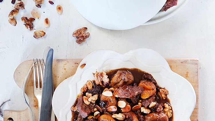 טאג'ין בקר עם פירות מיובשים ואגוזים