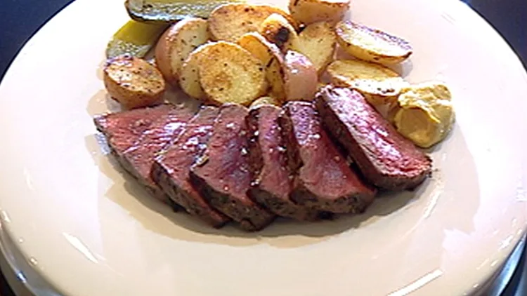 רוסטביף עם תפוחי אדמה צלויים