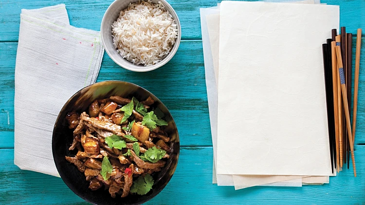 בקר וחצילים ברוטב שזיפים