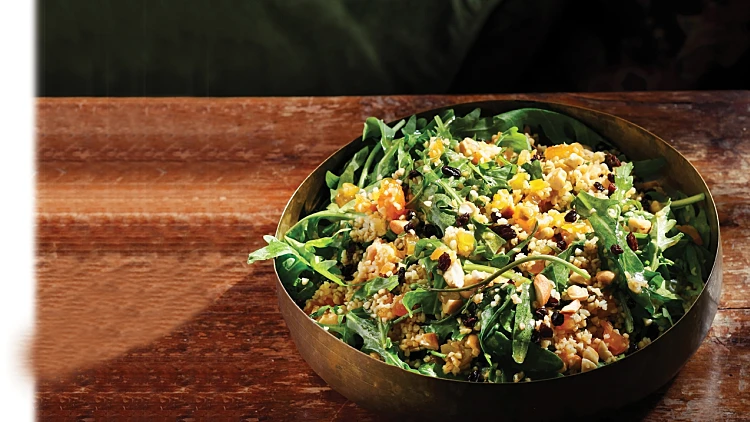 סלט בורגול עם פירות מיובשים