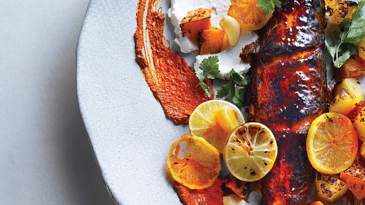 דג בטנדורי ולימונים כבושים