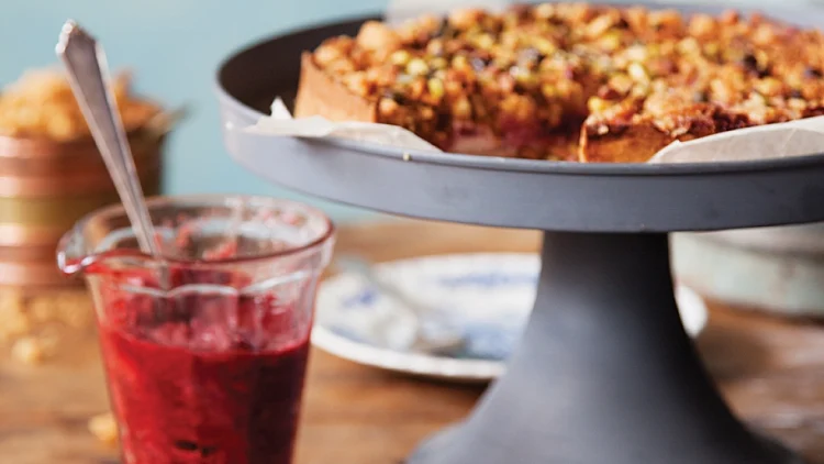 טארט תותים ורוברב עם קראמבל מלוח