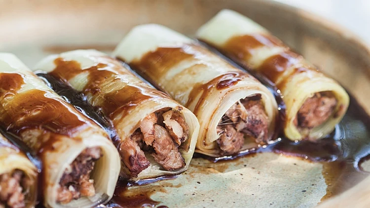 כרישה ממולאת בתבשיל זנב שור ורימונים