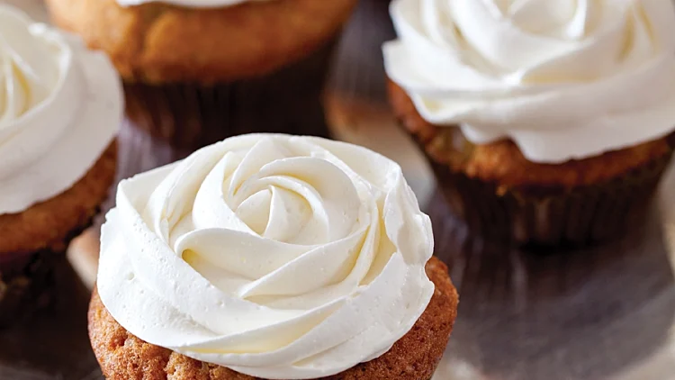 קאפקייקס תפוחים מקורמלים בזיגוג שושנה