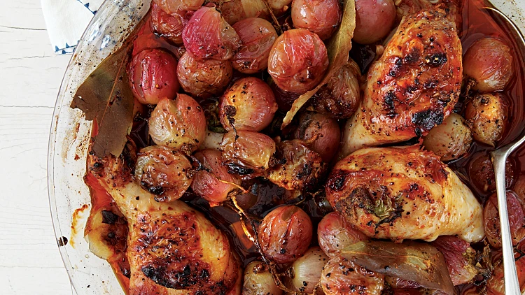 עוף באשכולות ענבים אדומים