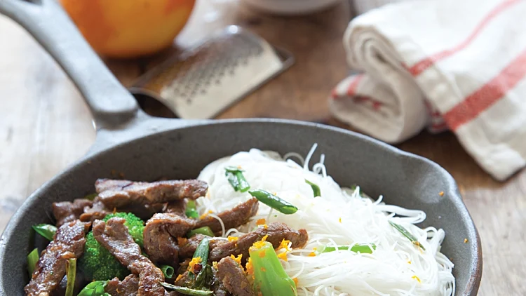 בקר וברוקולי מוקפצים בניחוח תפוז