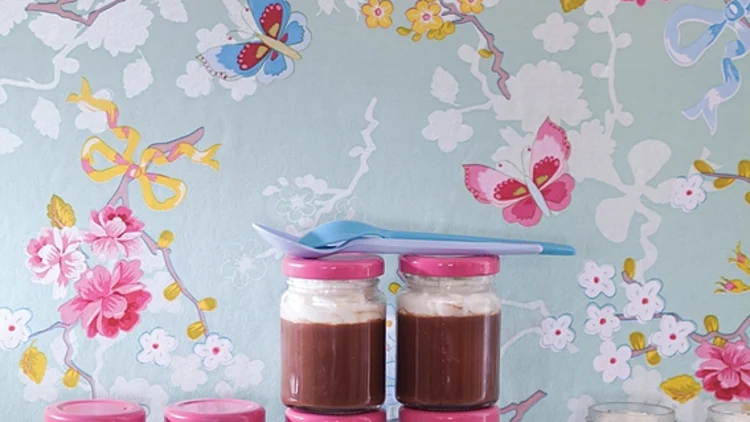 מילקי שוקולד תוצרת בית מתוך על השולחן