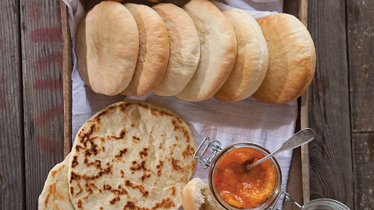 פיתות ביתיות מתוך מגזין על השולחן, אוגוסט 2012