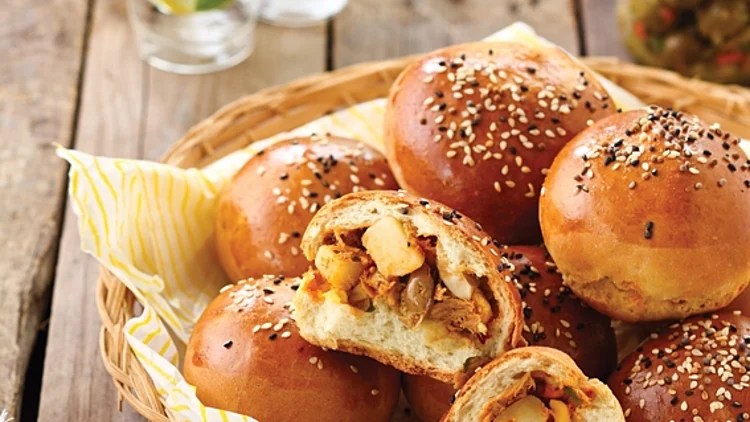 לחמניות תוניסאיות מגיליון יוני של על השולחן