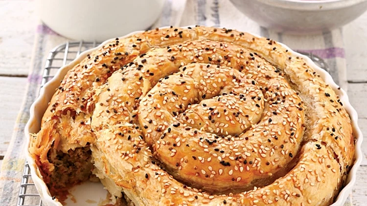 צ'וקור במילוי בשר וחצילים של רות אוליבר (על השולחן)