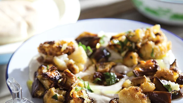 מתכון לפרחי כרובית עם טחינה וחצילים