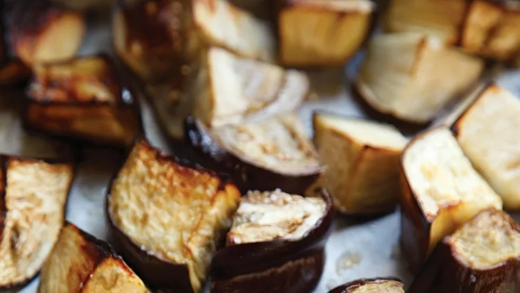 סלט כוסמין עם חצילים, ברינזה, צ’ילי ועשבי תיבול