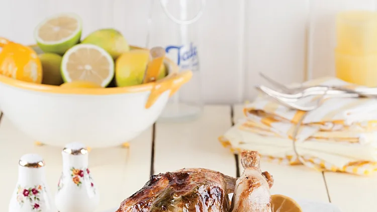 עוף שלם צלוי בלימונים, מרווה ושמן זית