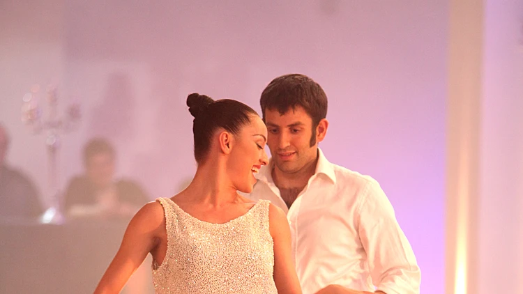 נמרוד בן יעקב ואנה ארונוב מתוך היפה והחנון 3