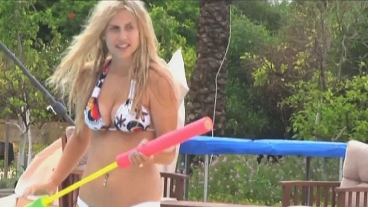 היפה משי ריטרבנד, מתוך היפה והחנון 3 לסלולר