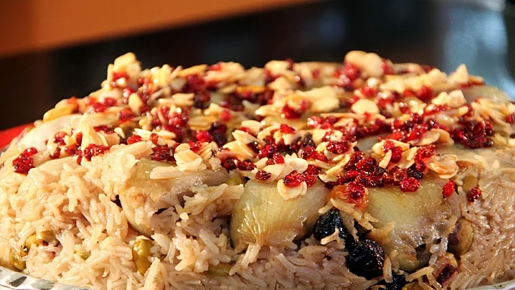 סיר אורז הפוך, עם המון דברים טובים ובצלים ממולאים