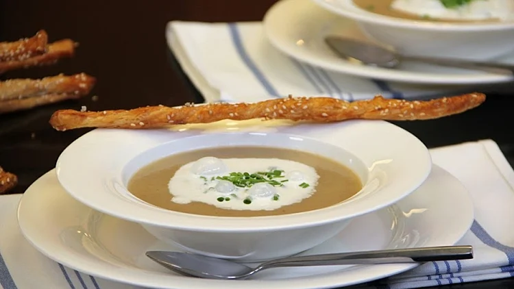 מרק קרם ארטישוק ירושלמי עם פטריות פורצ'יני