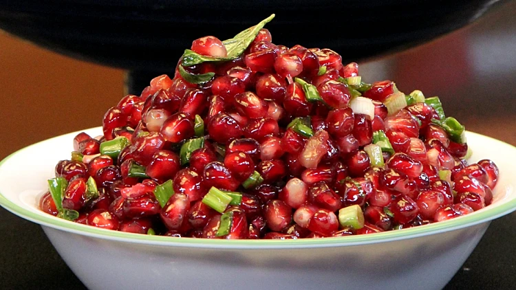 סלט רימונים ובצל ירוק