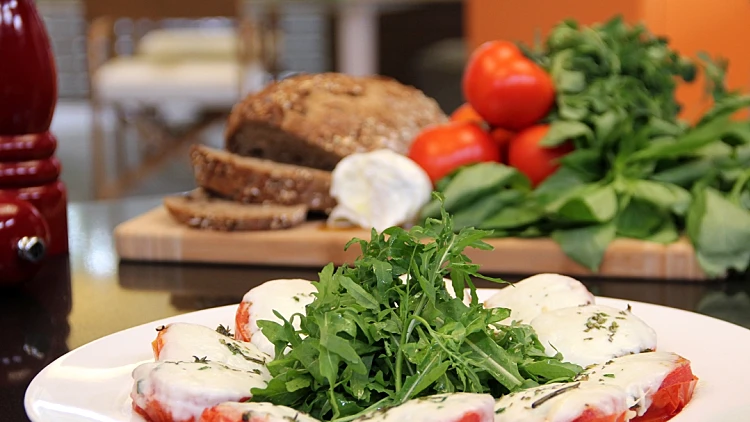 מתכון לעגבניות צלויות עם גבינת מוצרלה