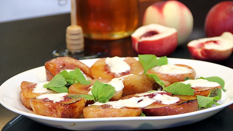 אפרסקים צלויים עם דבש מתוך אהרוני 09.03.2013