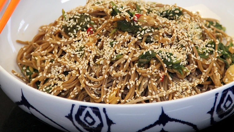 אטריות סובה עם תרד ושומשוםמתוך אהרוני 09.03.2013