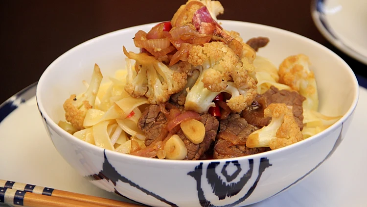 נתחי כף בזיגוג חומץ בלסמי עם אטריות ונבטים