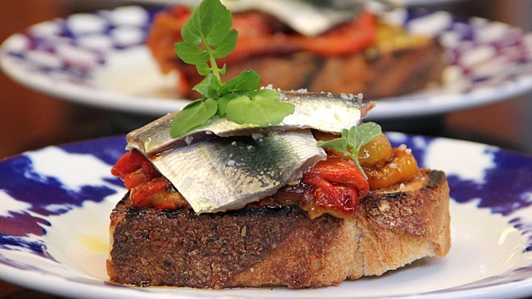 סרדינים כבושים עם פלפלים קלויים