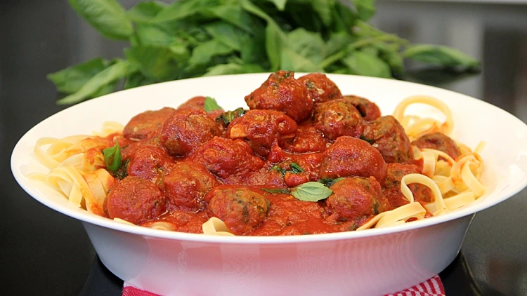 פסטה ברוטב עגבניות עם כדורי בשר