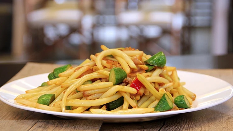 שעועית צהובה מוקפצת עם מלפפונים