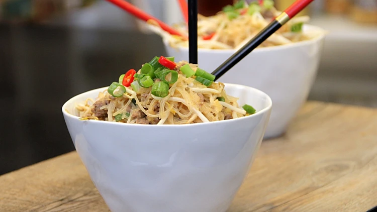 מוקפץ אטריות שעועית עם בשר טחון