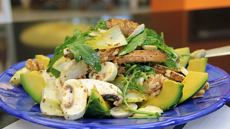 סלט אבוקדו עם פטריות