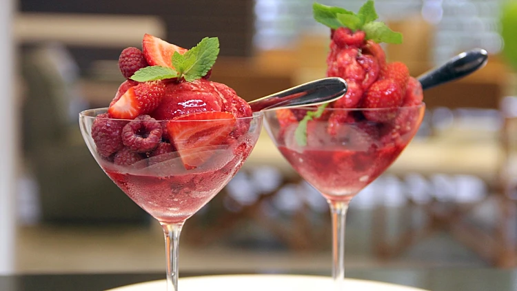 קינוח ברד עם פירות אדומים