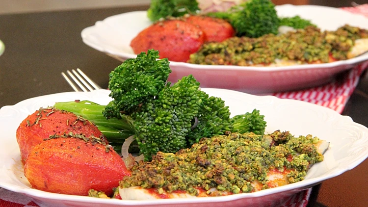 פילה דג בציפוי פיסטוקים עם עגבניות צלויות וברוקולי