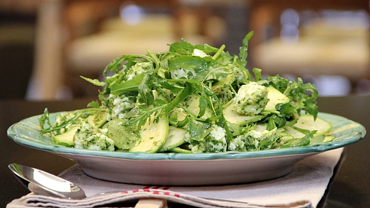 סלט קישואים עם מוצרלה