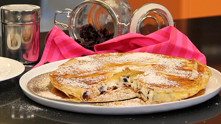 מאפה פילו במילוי גבינה וחמוציות