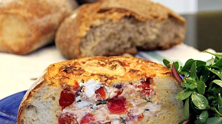 מאפה לחם עם ריקוטה ועגבניות