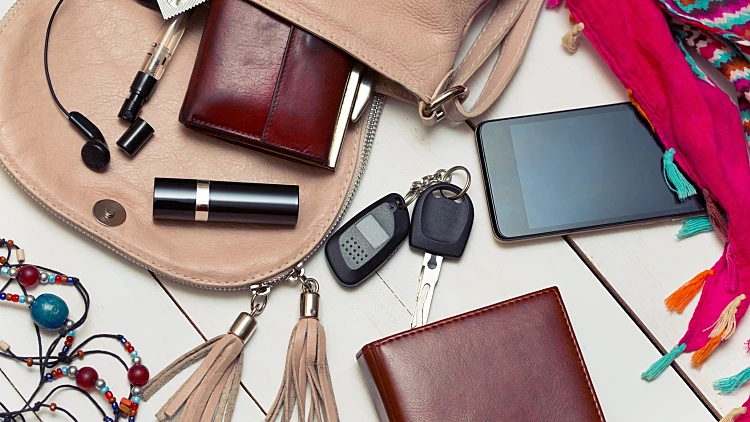 הדברים הקטנים שנשים חייבות להכניס לתיק