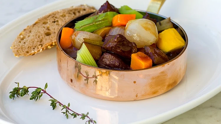 תבשיל בקר עם ירקות שורש ובצלצלי שאלוט