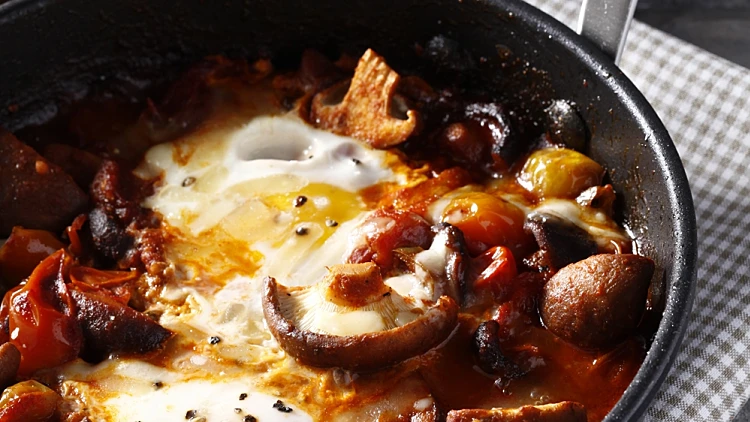 שקשוקת פטריות שיטאקי ועגבניות שרי