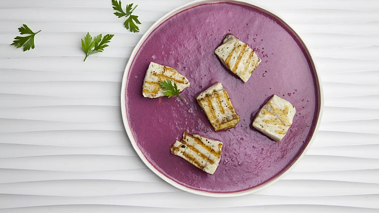 מוסר ים צרוב על חמאת סלק