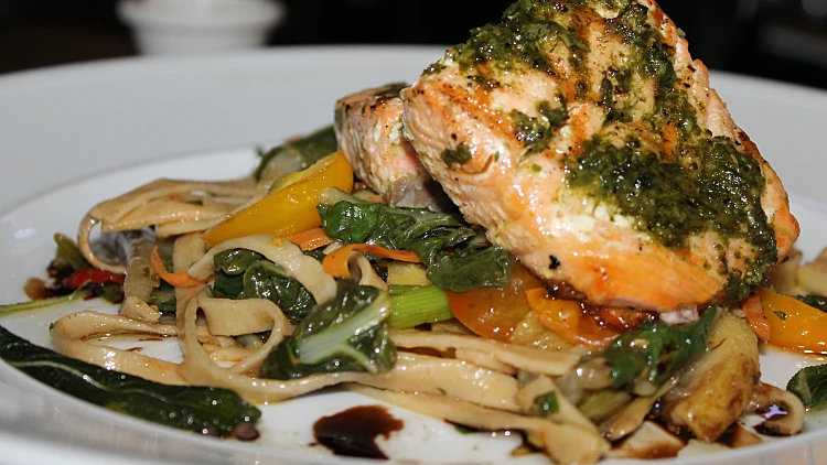 פילה סלמון על מצע פסטה וירקות קיץ