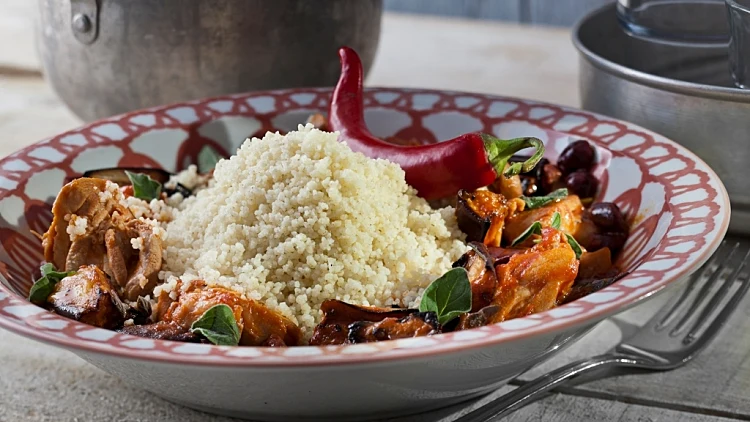 קוסקוס פרגיות, חצילים ורוטב עגבניות