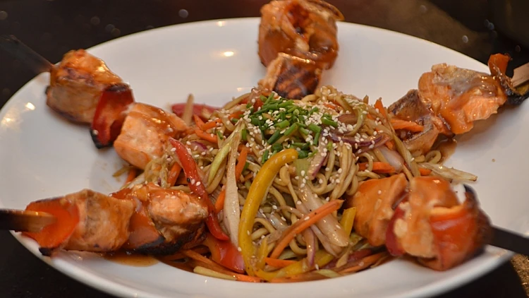 שיפודי סלמון עם נודלס