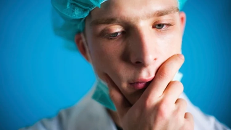 רופא צעיר מהרהר