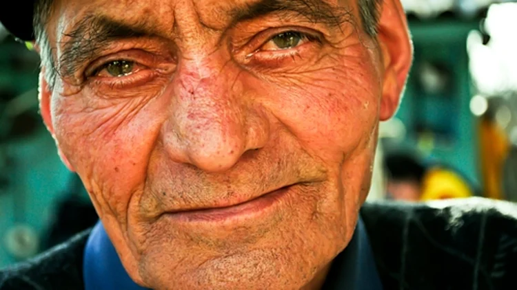 פנים של סבא זקן וטוב