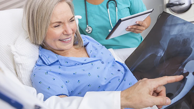 אשה מבוגרת מפרק ירך ברנטגן