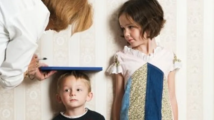 ילדים מודדים גובה