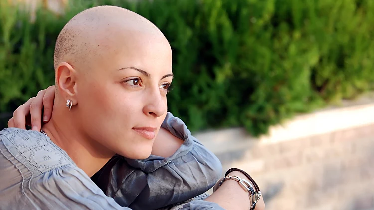 חולת סרטן מביטה באופטימיות