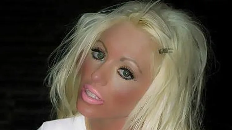 החל מגיל 14 שוכבת שרה ווילמן, כיום בת 30, על מיטות שיזוף – כל יום, חמש פעמים בשבוע (ערוץ WTF)